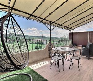 En balkon eller terrasse på Le Mas Boyer