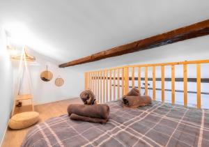 una camera da letto con un letto con due animali di peluche sopra di Cocoon Cosy Coeur de Beaucaire - 4 a Beaucaire