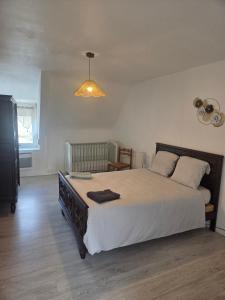 een slaapkamer met een groot bed en een licht bij Maison Bretagne Authentique in Plémy +16 foto's
