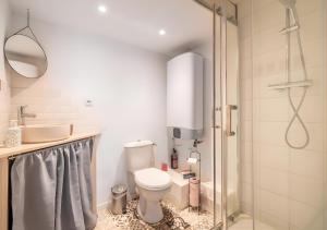un bagno con doccia, WC e lavandino di Cocoon Cosy Coeur de Beaucaire - 4 a Beaucaire