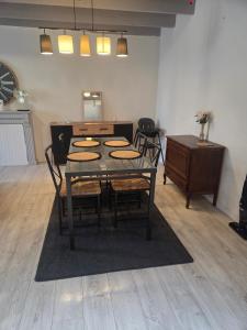 een eetkamer met een tafel en wat stoelen bij Maison Bretagne Authentique in Plémy