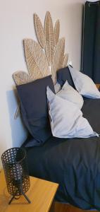 een bank met kussens naast een tafel bij Atypique Vendee in Luçon