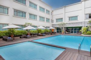 Bazén v ubytování Aston Tropicana Hotel Bandung nebo v jeho okolí