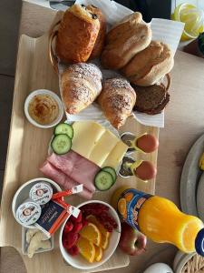 een tafel met verschillende soorten brood en gebak bij Homestorys Nature Resort in Eupen