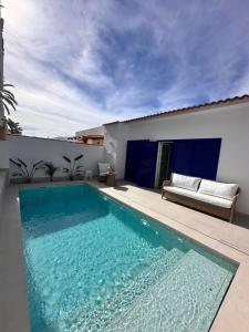 Swimmingpoolen hos eller tæt på CARAMELLO - AC, cliffs & ocean view, fibre net, garage, tv channels