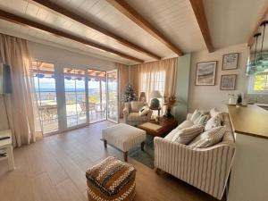 Et opholdsområde på CARAMELLO - AC, cliffs & ocean view, fibre net, garage, tv channels