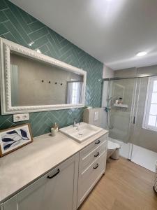 Et badeværelse på CARAMELLO - AC, cliffs & ocean view, fibre net, garage, tv channels + 39 billeder