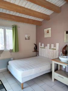 Postel nebo postele na pokoji v ubytování La Berguerie À Oléron