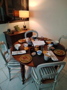 un tavolo di legno con piatti di cibo sopra di Chambres d'hôte d'Amboise a Amboise