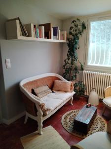 un soggiorno con un divano e un tavolo di Chambres d'hôte d'Amboise a Amboise