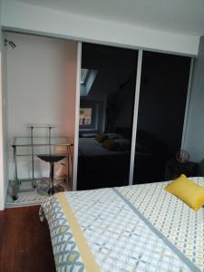 una camera con letto e vista su una stanza di Chambres d'hôte d'Amboise a Amboise Altre 6 foto