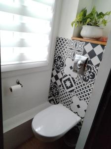bagno con servizi igienici e piastrelle bianche e nere. di Chambres d'hôte d'Amboise a Amboise