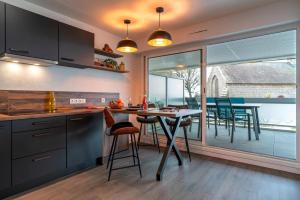 eine Küche mit Tisch und Stühlen und ein Esszimmer in der Unterkunft La Proue - Appartement vue mer in Concarneau