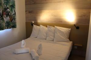 une chambre d'hôtel avec un lit avec des serviettes dessus dans l'établissement Studiotel premium 2 personnes, à Pamiers 17 autres photos