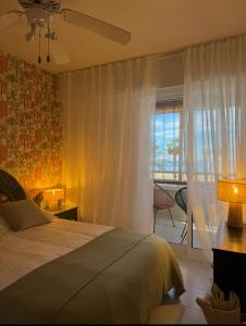 une chambre avec un lit et une fenêtre dans l'établissement Beachfront apartment, à El Altet