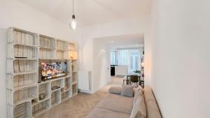 a living room with a couch and a flat screen tv at Modern apartment near City Centre, Luna CasaMia in Mellet