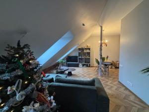 een woonkamer met een kerstboom in het midden bij Botanical Manor Apartment in Kaunas