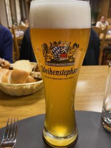 een glas bier zittend op een tafel bij NRH Laurin Karersee in Nova Levante +19 foto's