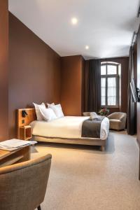 een slaapkamer met een groot bed en een tafel en stoelen bij Maison Soyeuse in Briançon