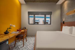 Giường trong phòng chung tại La ALBA An Bang Beach Villa