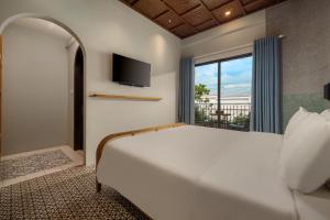 Giường trong phòng chung tại La ALBA An Bang Beach Villa +72 ảnh