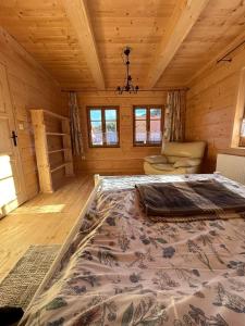 een slaapkamer met een groot bed in een hut bij Dom Sidzina in Sidzina