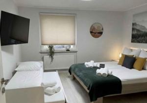 ein Schlafzimmer mit einem Bett mit zwei Stofftieren darauf in der Unterkunft Wellness -Residenz Ehrhardt Urlaub mit Pool und Garten Ferienwohnung in Halberstadt in Halberstadt + 16 Fotos