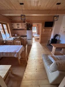 een keuken en een woonkamer in een blokhut bij Dom Sidzina in Sidzina