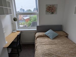 Giường trong phòng chung tại Coventry Central Studio Roomz