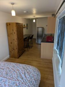 Nhà bếp/bếp nhỏ tại Coventry Central Studio Roomz