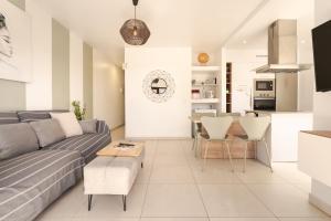 een woonkamer met een bank en een tafel bij Bimba's in Puerto del Carmen