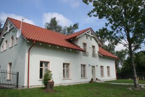 Biały dom z czerwonym dachem w obiekcie Casa Mia XIX-w Nadmorski Dom z ogrodem w mieście Cedry Małe