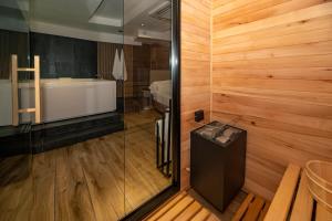 een badkamer met douche en ligbad bij Golden Hotel in Napels