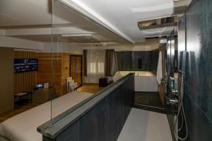 een hotelkamer met een bed en een badkamer bij Golden Hotel in Napels