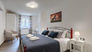 een slaapkamer met een bed met handdoeken erop bij Rustic villa Pietro with panoramic view in Motovun in Motovun +31 foto's