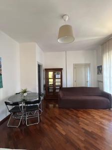 ein Schlafzimmer mit einem Bett und einem Glastisch in der Unterkunft Sparano Top Class 7 in Bari