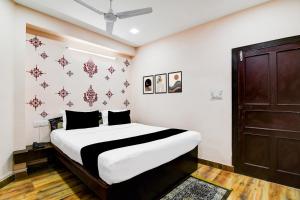 En eller flere senge i et værelse på Hotel O SPRINGWOODS HOSPITALITY + 27 billeder