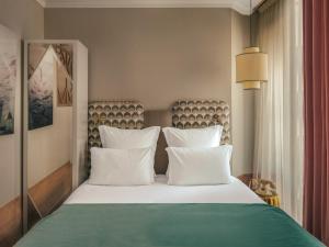 Giường trong phòng chung tại Handsome Hotel +53 ảnh