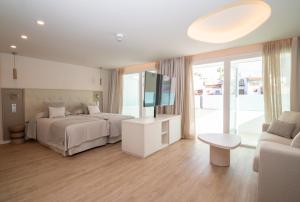 En eller flere senge i et værelse på Hotel Sahara Playa + 23 billeder