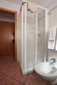 Koupelna v ubytování Hotel Miramonti + 23 fotografií