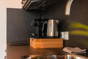 een koffiezetapparaat op een aanrecht bij Garnwerd aan Zee in Garnwerd