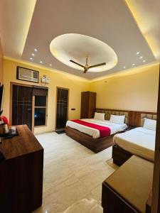 ein Hotelzimmer mit 2 Betten und einer Decke in der Unterkunft Jaiswal Dharmshala in Sultānpur + 31 Fotos