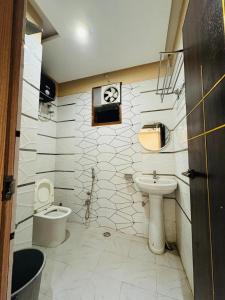 ein Badezimmer mit Toilette und Waschbecken in der Unterkunft Jaiswal Dharmshala in Sultānpur