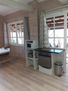 una cucina con piano cottura e bancone in una camera di La vere a Larroque