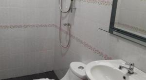 un bagno con doccia e lavandino di JP Place a Ko Klang