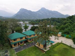 eine Luftansicht eines Hauses mit Fluss und Bergen in der Unterkunft Ibex Resorts, Malampuzha - Kava Eco Camp and Caravan Park in Palakkad