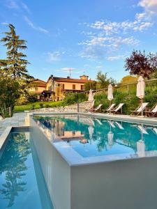 Bazén v ubytování Cascina Gazzeri Country House nebo v jeho okolí