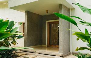 a entrance to a house with plants in front of it at Nong Lam Ecolodge in Linh Xuân Thôn