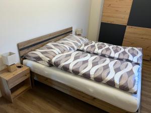 a bedroom with a bed with a wooden headboard at Ferienhaus am Bauernhof mit Terrasse nähe Wexl Arena in Sankt Corona am Wechsel