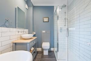 een badkamer met een toilet, een wastafel en een douche bij Corner House in Deal +29 foto's